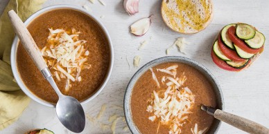 Soupe de poisson au safran, emmental et pain à l'ail et aux légumes