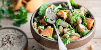 Salade de patate douce et légumes rôtis, houmous au sumac