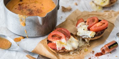 Velouté au paprika fumé et tartines au crottin de chèvre