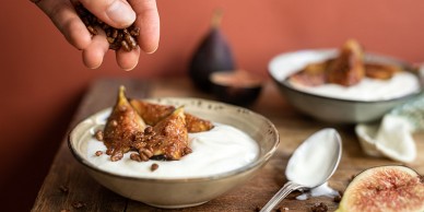 Figues poêlées à la cannelle, riz soufflé et fromage frais